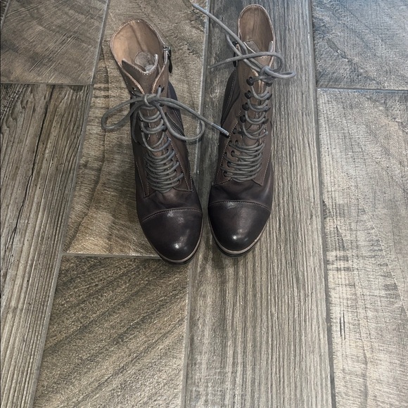 Vince Camuto Brown leather Lace-Up 4.5”Wedge Boots w/ 1” platform. - Picture 5 of 8